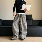 レトロなゆったりとした縦縞のカジュアルパンツ