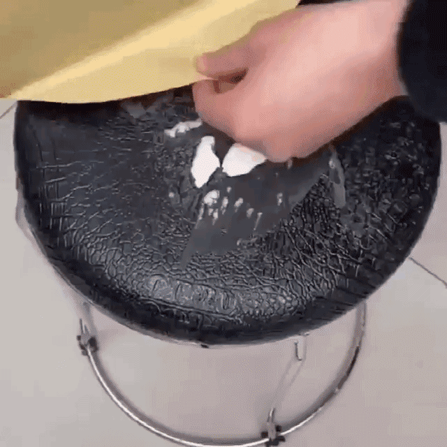 革製品補修用粘着レザー！ 買い替えの10分の1の費用で、ソファを新品同様に。