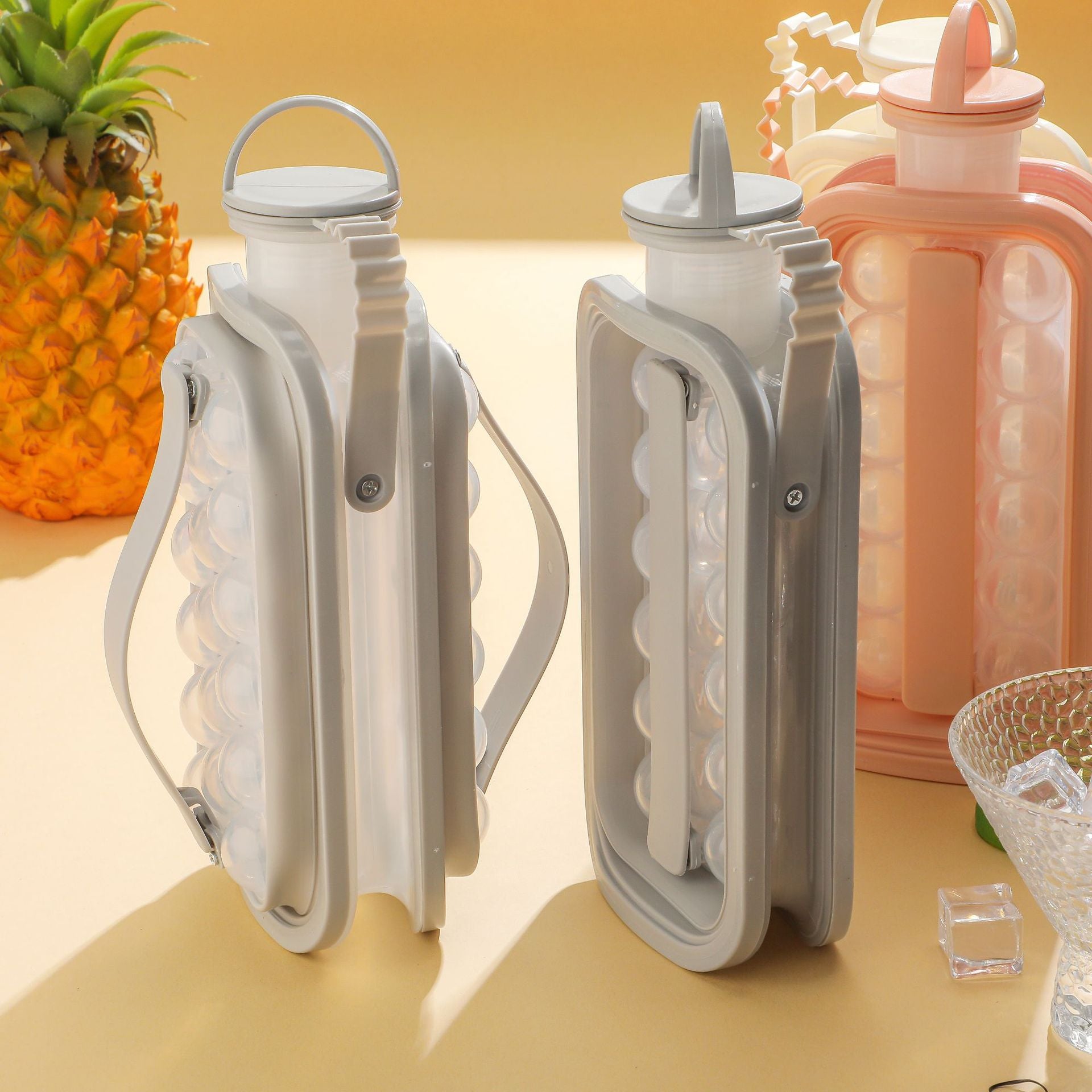 折りたたみ式製氷機とウォーターボトルが2つ1つになった