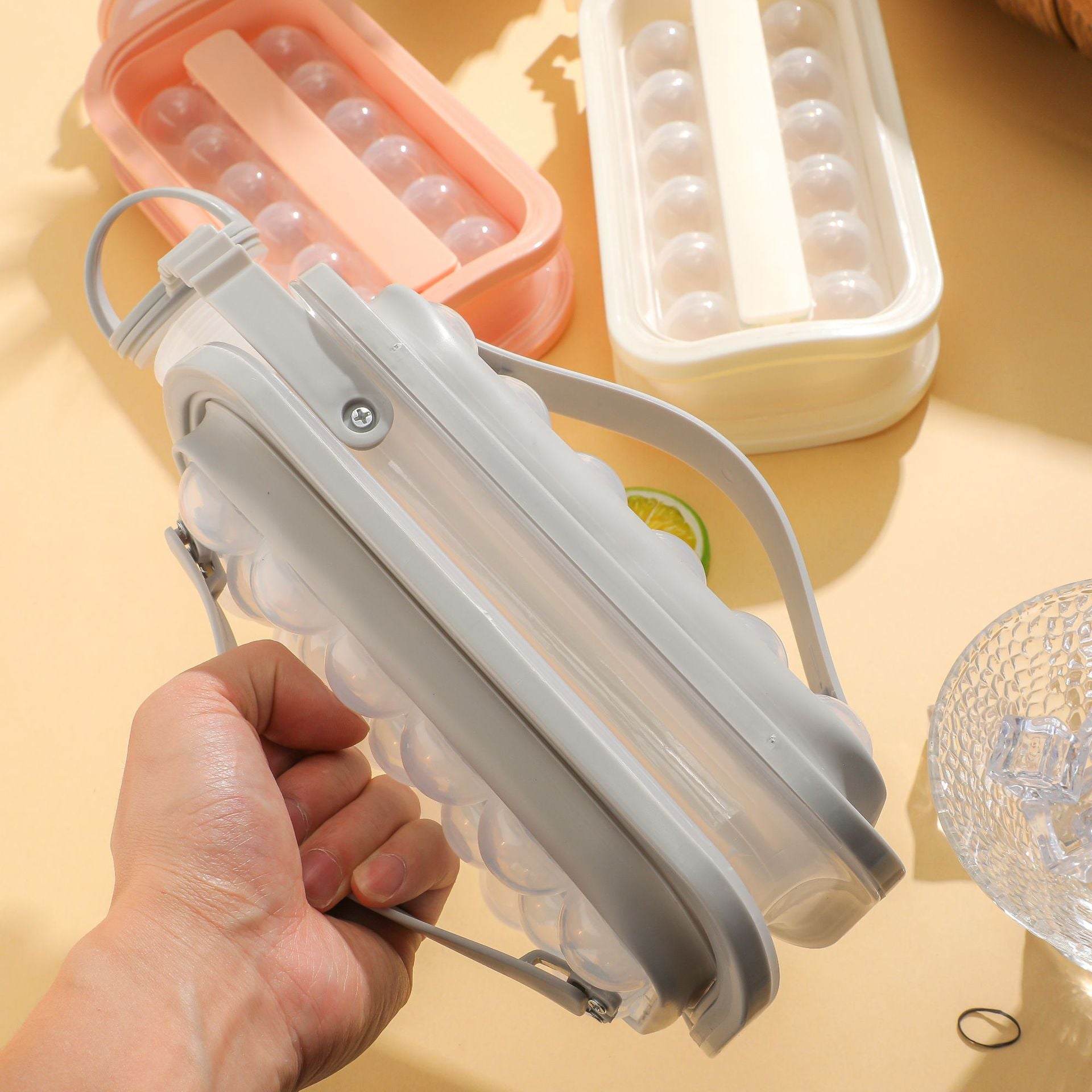 折りたたみ式製氷機とウォーターボトルが2つ1つになった