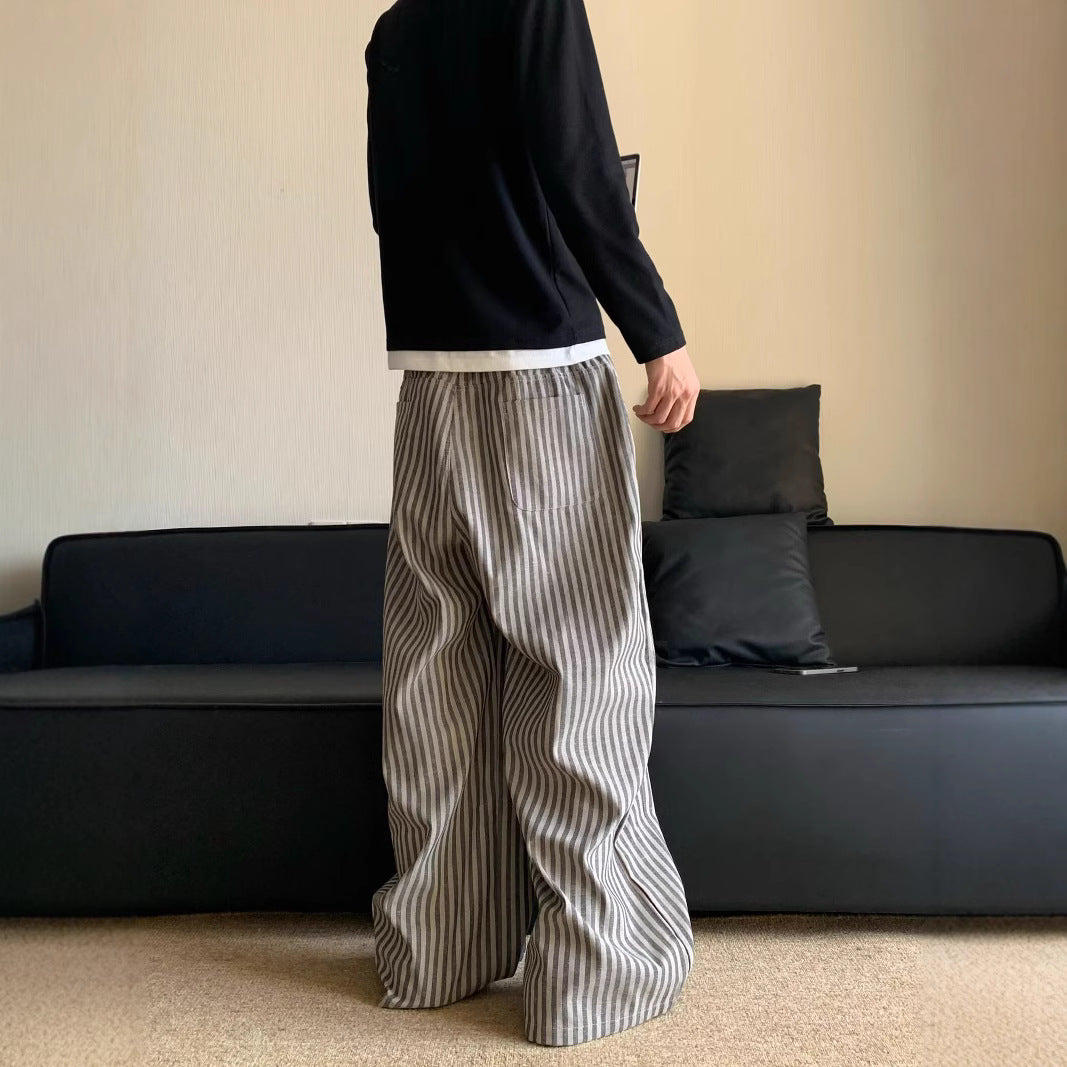 レトロなゆったりとした縦縞のカジュアルパンツ